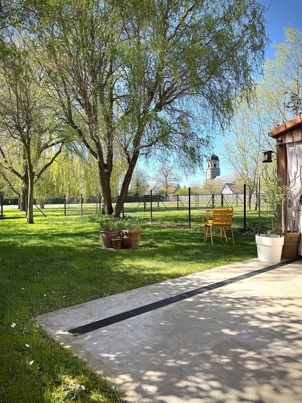 Instapklare charmante DORPSWONING met 3 slpks, 2 badks en tuin