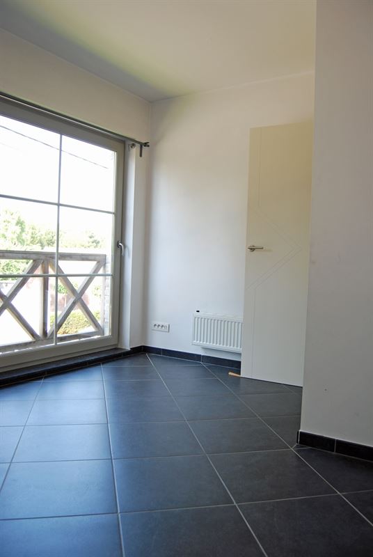 APPARTEMENT met 2 slaapkamers & open autostaanplaats