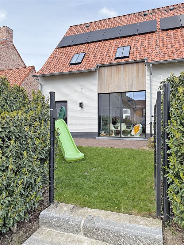 Instapklare DORPSWONING met 3 SLAAPKAMERS, TUIN/TERRAS, PARKING & grote KELDER