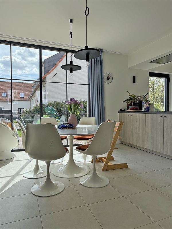 Instapklare DORPSWONING met 3 SLAAPKAMERS, TUIN/TERRAS, PARKING & grote KELDER
