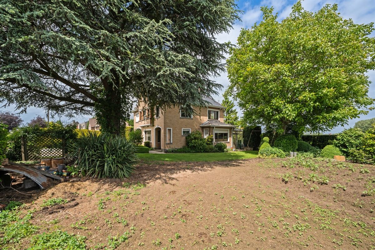 Te renoveren RUIME KARAKTERVOLLE OPEN BEBOUWING met 3 slpks, garage, polyvalente ruimte & tuin op een perceel van ca. 765m²