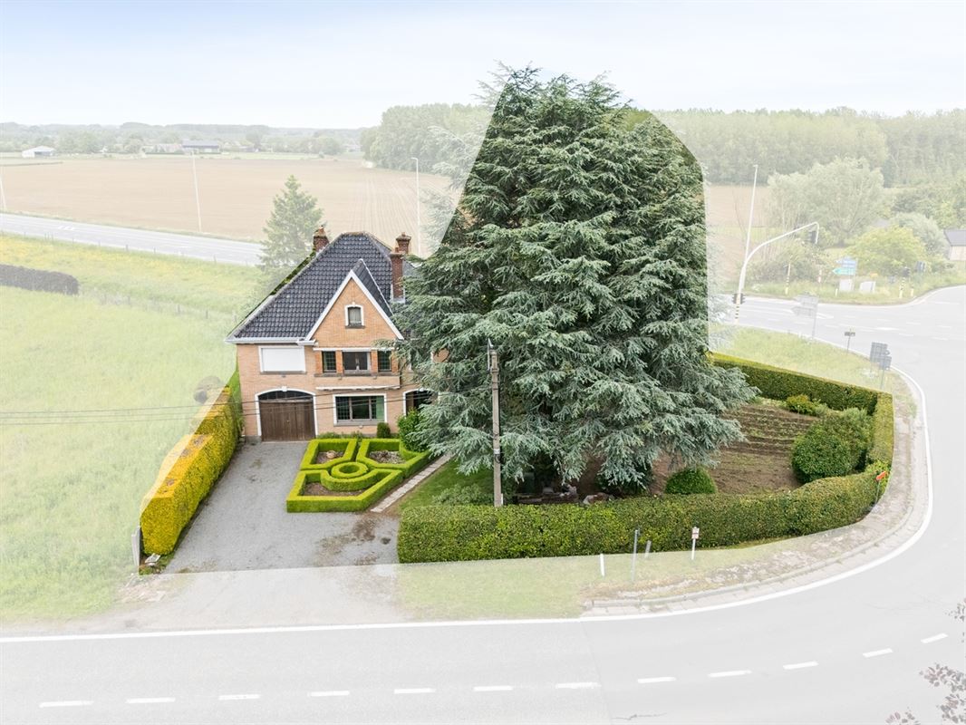 Te renoveren RUIME KARAKTERVOLLE OPEN BEBOUWING met 3 slpks, garage, polyvalente ruimte & tuin op een perceel van ca. 765m²