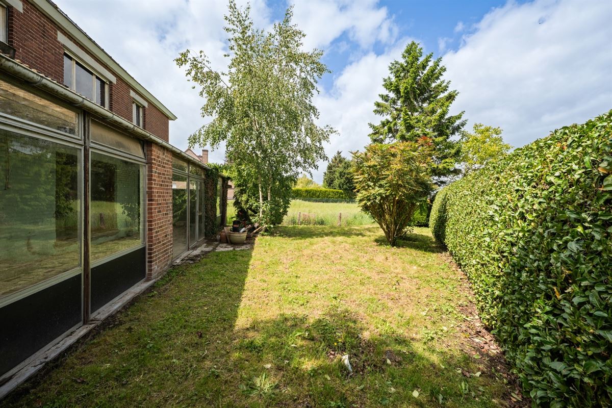 Te renoveren RUIME KARAKTERVOLLE OPEN BEBOUWING met 3 slpks, garage, polyvalente ruimte & tuin op een perceel van ca. 765m²