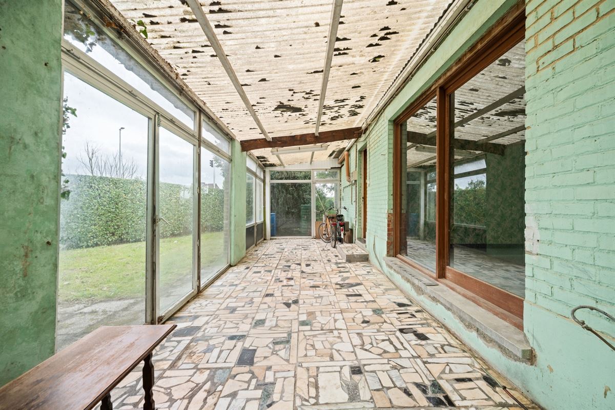 Te renoveren RUIME KARAKTERVOLLE OPEN BEBOUWING met 3 slpks, garage, polyvalente ruimte & tuin op een perceel van ca. 765m²