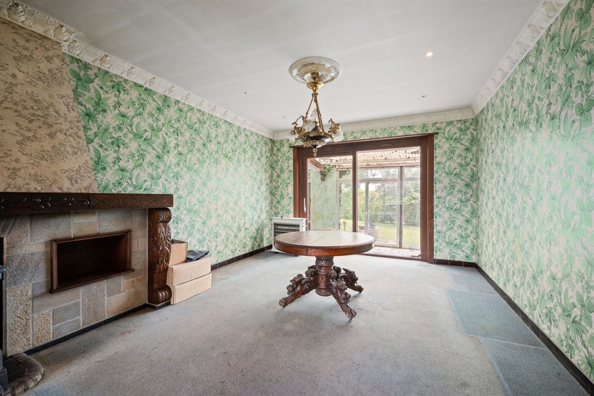 Te renoveren RUIME KARAKTERVOLLE OPEN BEBOUWING met 3 slpks, garage, polyvalente ruimte & tuin op een perceel van ca. 765m²