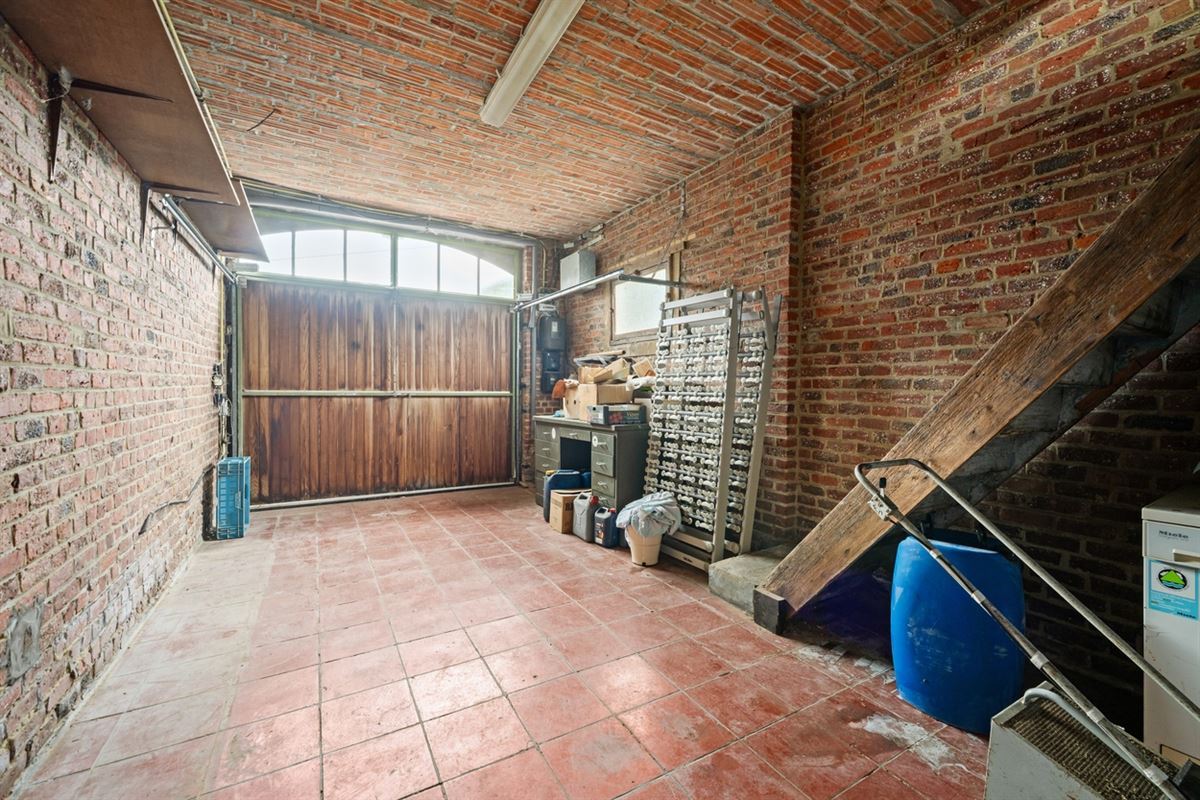 Te renoveren RUIME KARAKTERVOLLE OPEN BEBOUWING met 3 slpks, garage, polyvalente ruimte & tuin op een perceel van ca. 765m²