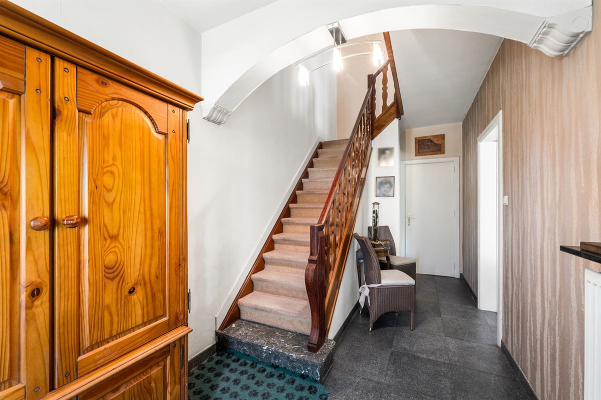 KARAKTERVOLLE HALFOPEN BEBOUWING met 3 slpks & apart bijgebouw op een perceel van ca. 1.226m²