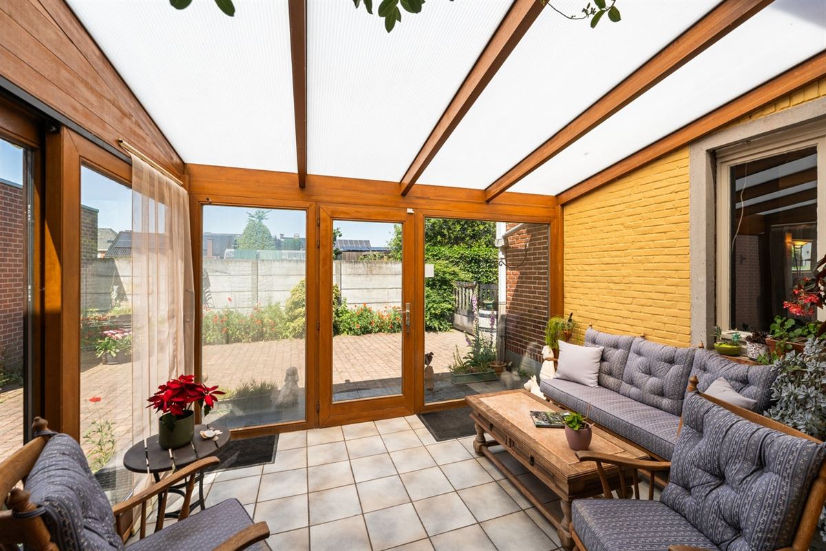 KARAKTERVOLLE HALFOPEN BEBOUWING met 3 slpks & apart bijgebouw op een perceel van ca. 1.226m²