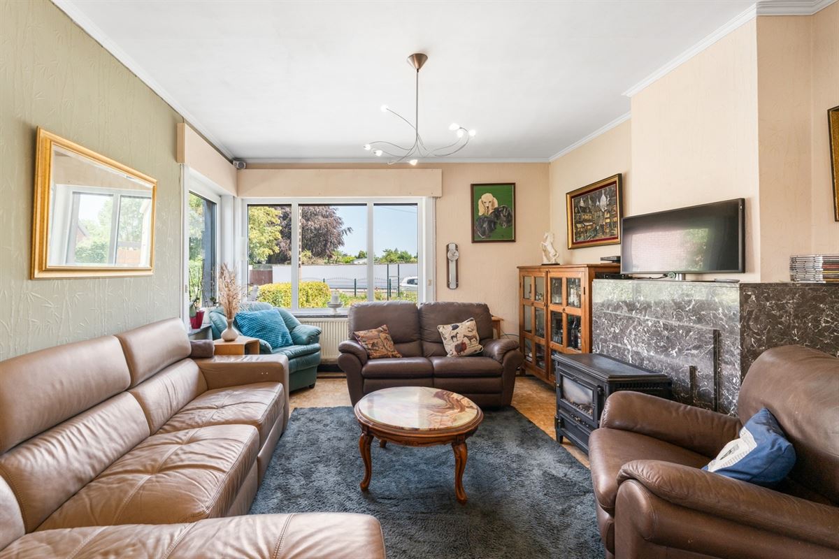 KARAKTERVOLLE HALFOPEN BEBOUWING met 3 slpks & apart bijgebouw op een perceel van ca. 1.226m²