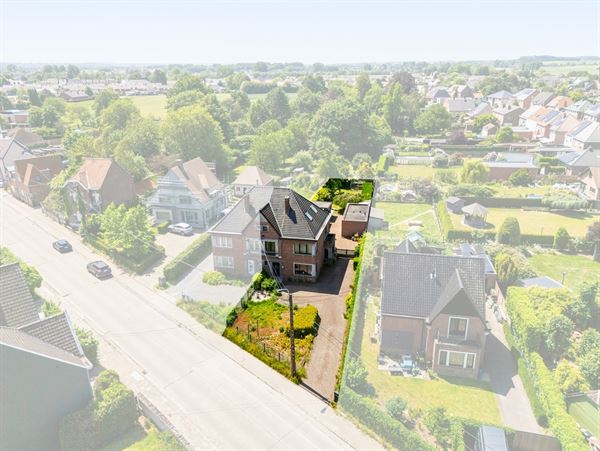 KARAKTERVOLLE HALFOPEN BEBOUWING met 3 slpks & apart bijgebouw op een perceel van ca. 1.226m²