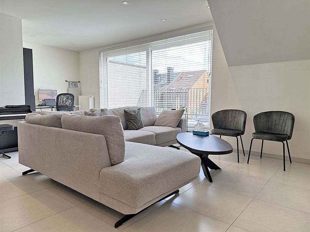 Stijlvol APPARTEMENT (duplex) met 2 slaapkamers & overdekte autostaanplaats