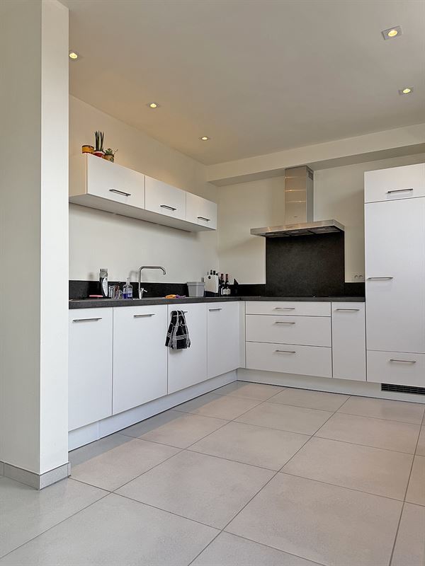 Stijlvol APPARTEMENT (duplex) met 2 slaapkamers & overdekte autostaanplaats