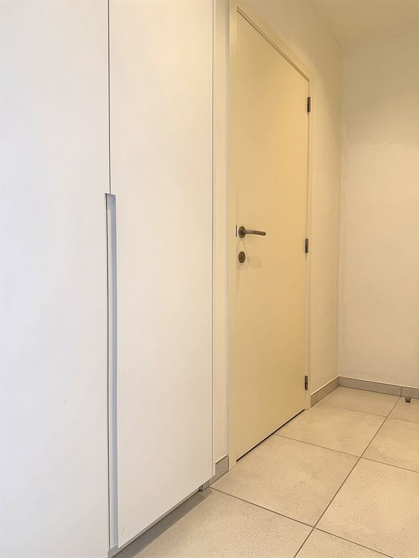 Stijlvol APPARTEMENT (duplex) met 2 slaapkamers & overdekte autostaanplaats