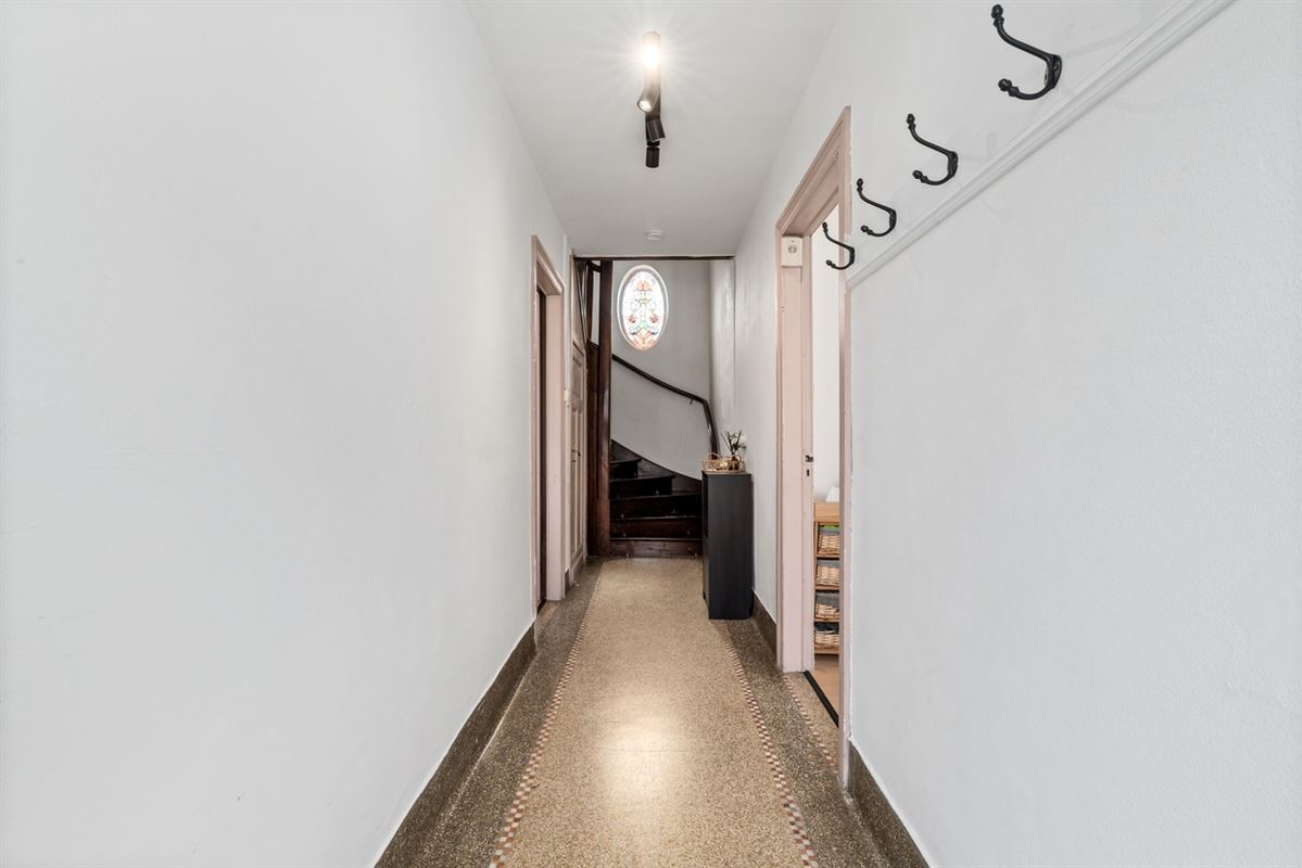 KARAKTERVOLLE WONING met 4 slaapkamers, garage & tuin op een perceel van ca. 811m²