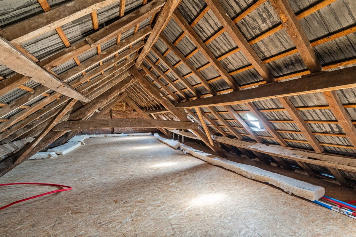KARAKTERVOLLE WONING met 4 slaapkamers, garage & tuin op een perceel van ca. 811m²