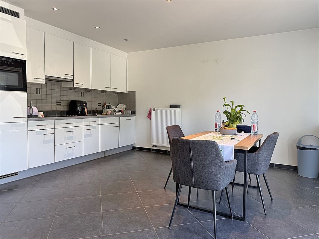 APPARTEMENT met 2 slaapkamers & open autostaanplaats
