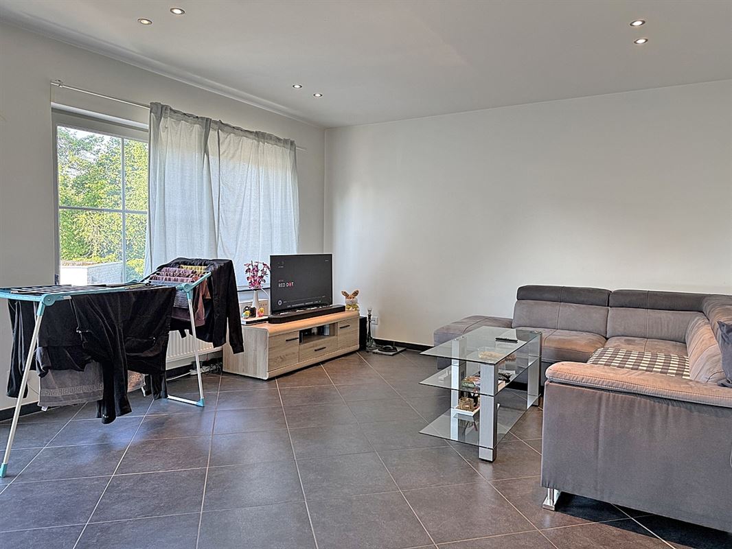 APPARTEMENT met 2 slaapkamers & open autostaanplaats