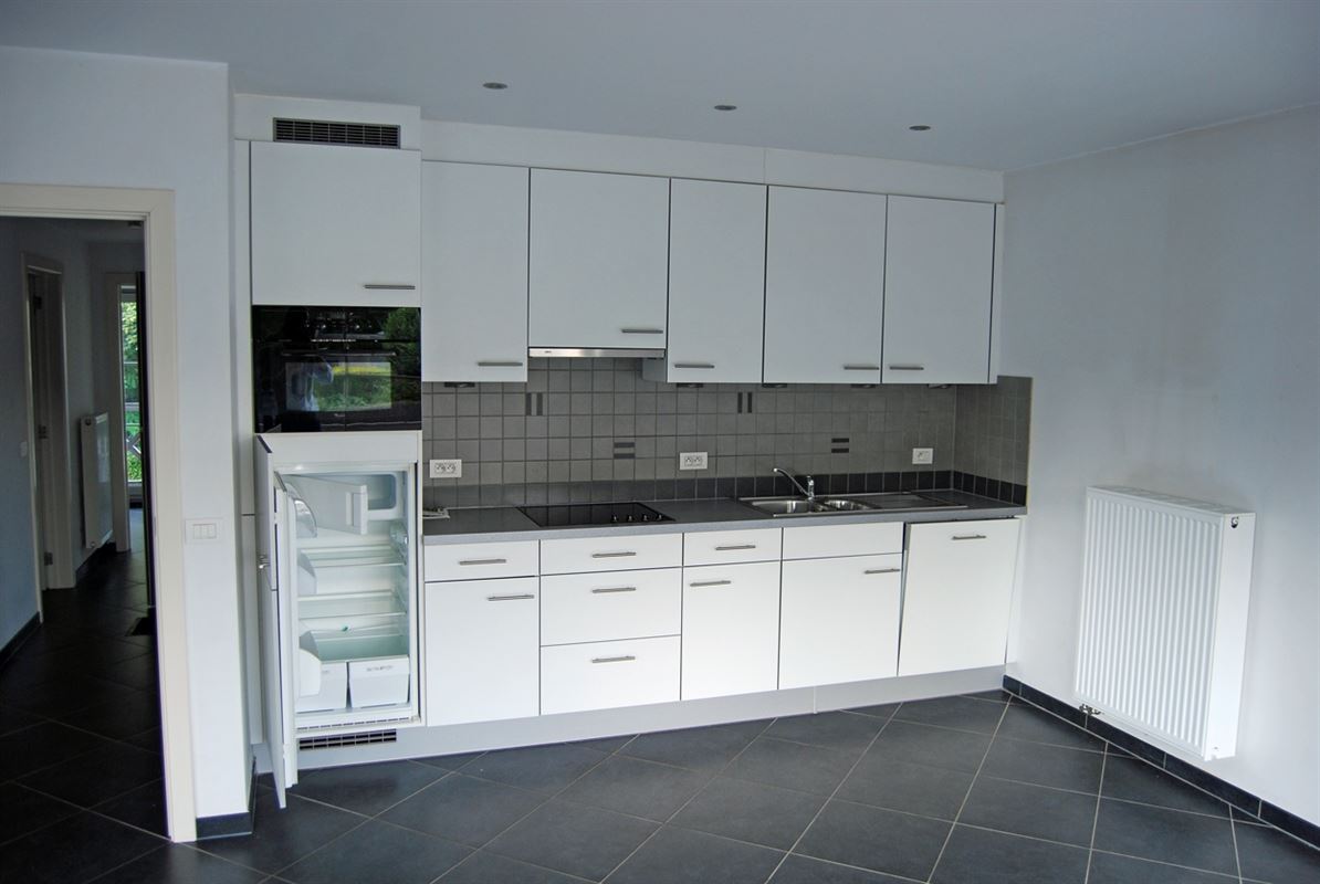 APPARTEMENT met 2 slaapkamers & open autostaanplaats