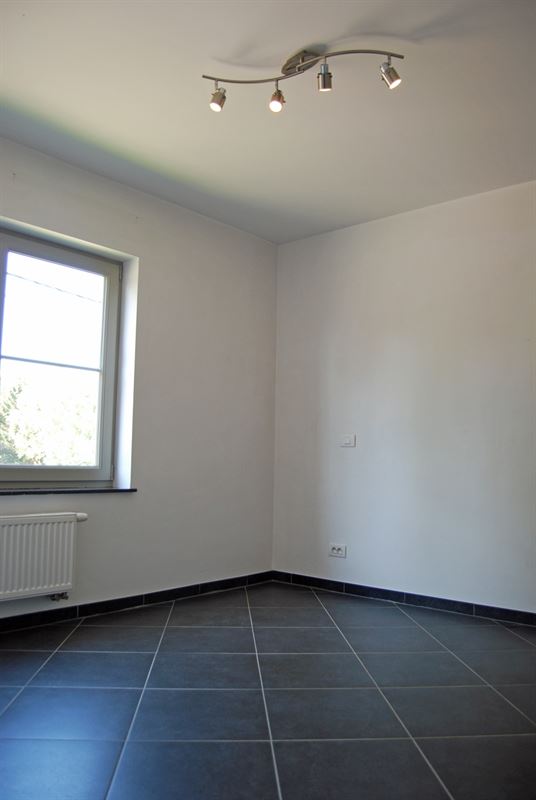 APPARTEMENT met 2 slaapkamers & open autostaanplaats