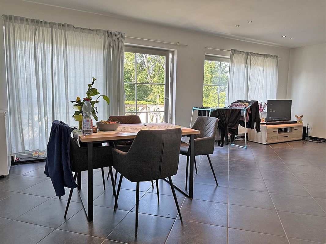 APPARTEMENT met 2 slaapkamers & open autostaanplaats