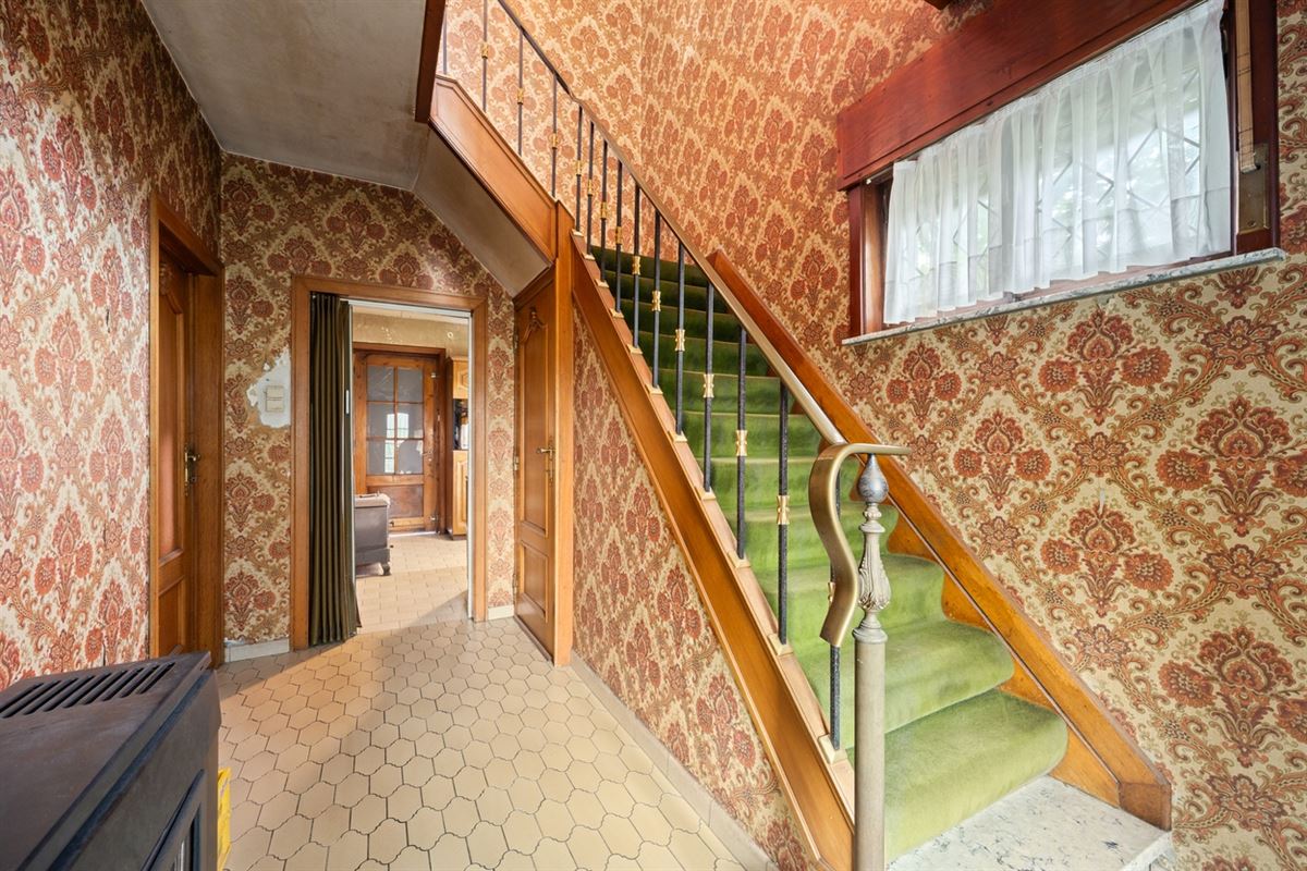 Te renoveren RUIME KARAKTERVOLLE OPEN BEBOUWING met 3 slpks, garage, polyvalente ruimte & tuin op een perceel van ca. 765m²