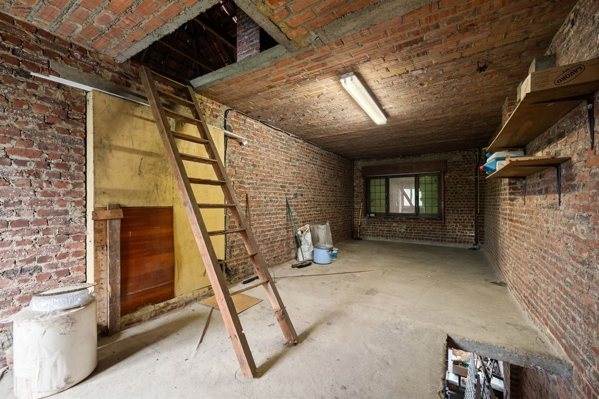 Te renoveren RUIME KARAKTERVOLLE OPEN BEBOUWING met 3 slpks, garage, polyvalente ruimte & tuin op een perceel van ca. 765m²
