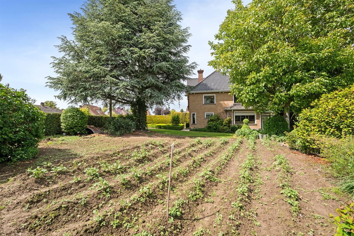 Te renoveren RUIME KARAKTERVOLLE OPEN BEBOUWING met 3 slpks, garage, polyvalente ruimte & tuin op een perceel van ca. 765m²