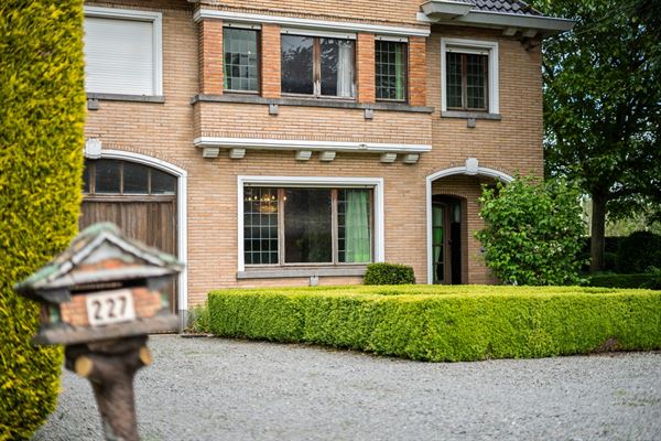Te renoveren RUIME KARAKTERVOLLE OPEN BEBOUWING met 3 slpks, garage, polyvalente ruimte & tuin op een perceel van ca. 765m²