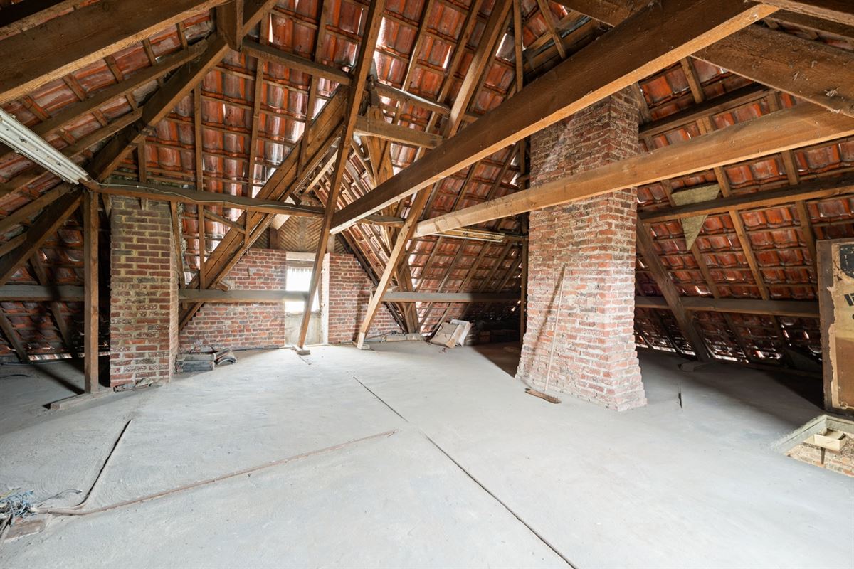 Te renoveren RUIME KARAKTERVOLLE OPEN BEBOUWING met 3 slpks, garage, polyvalente ruimte & tuin op een perceel van ca. 765m²
