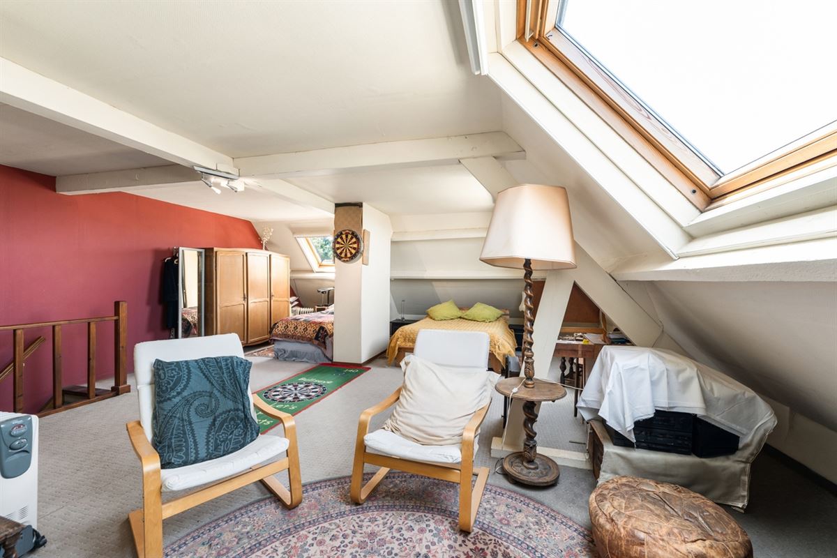 KARAKTERVOLLE HALFOPEN BEBOUWING met 3 slpks & apart bijgebouw op een perceel van ca. 1.226m²