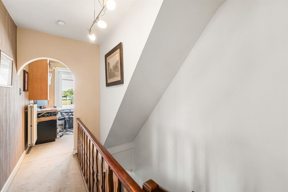 KARAKTERVOLLE HALFOPEN BEBOUWING met 3 slpks & apart bijgebouw op een perceel van ca. 1.226m²