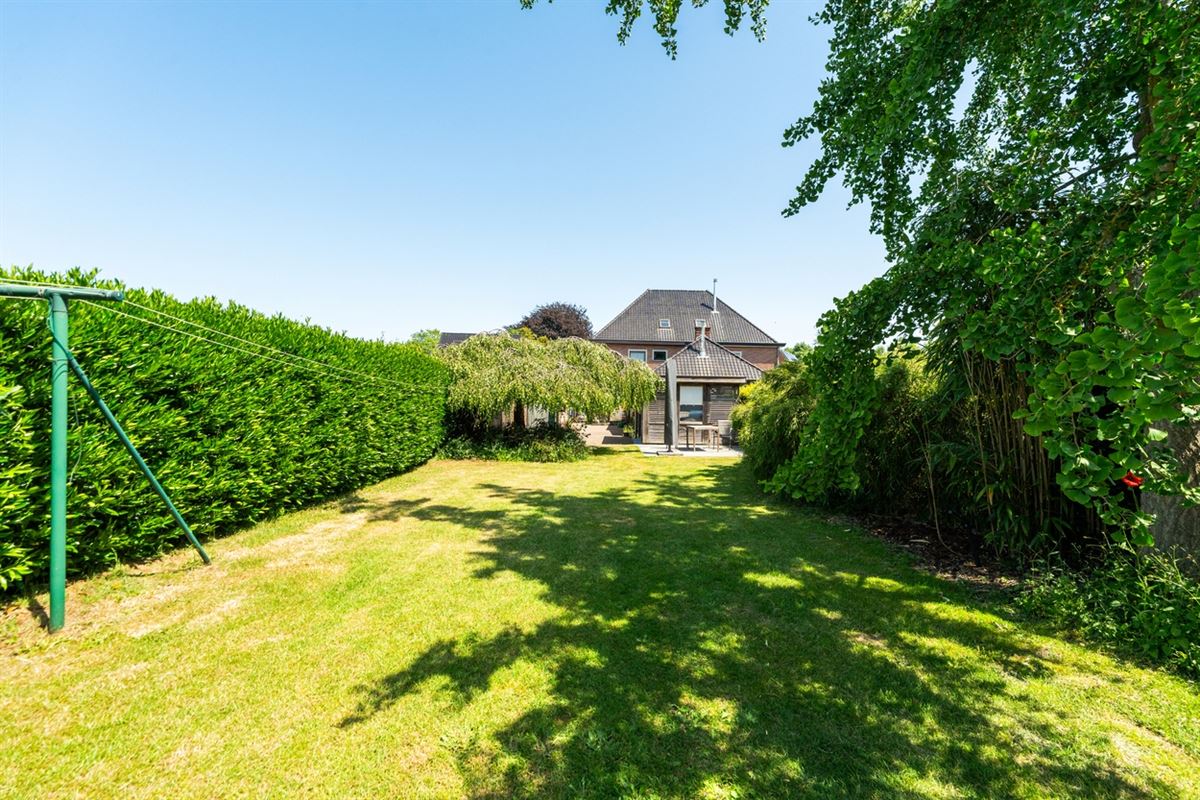 KARAKTERVOLLE HALFOPEN BEBOUWING met 3 slpks & apart bijgebouw op een perceel van ca. 1.226m²