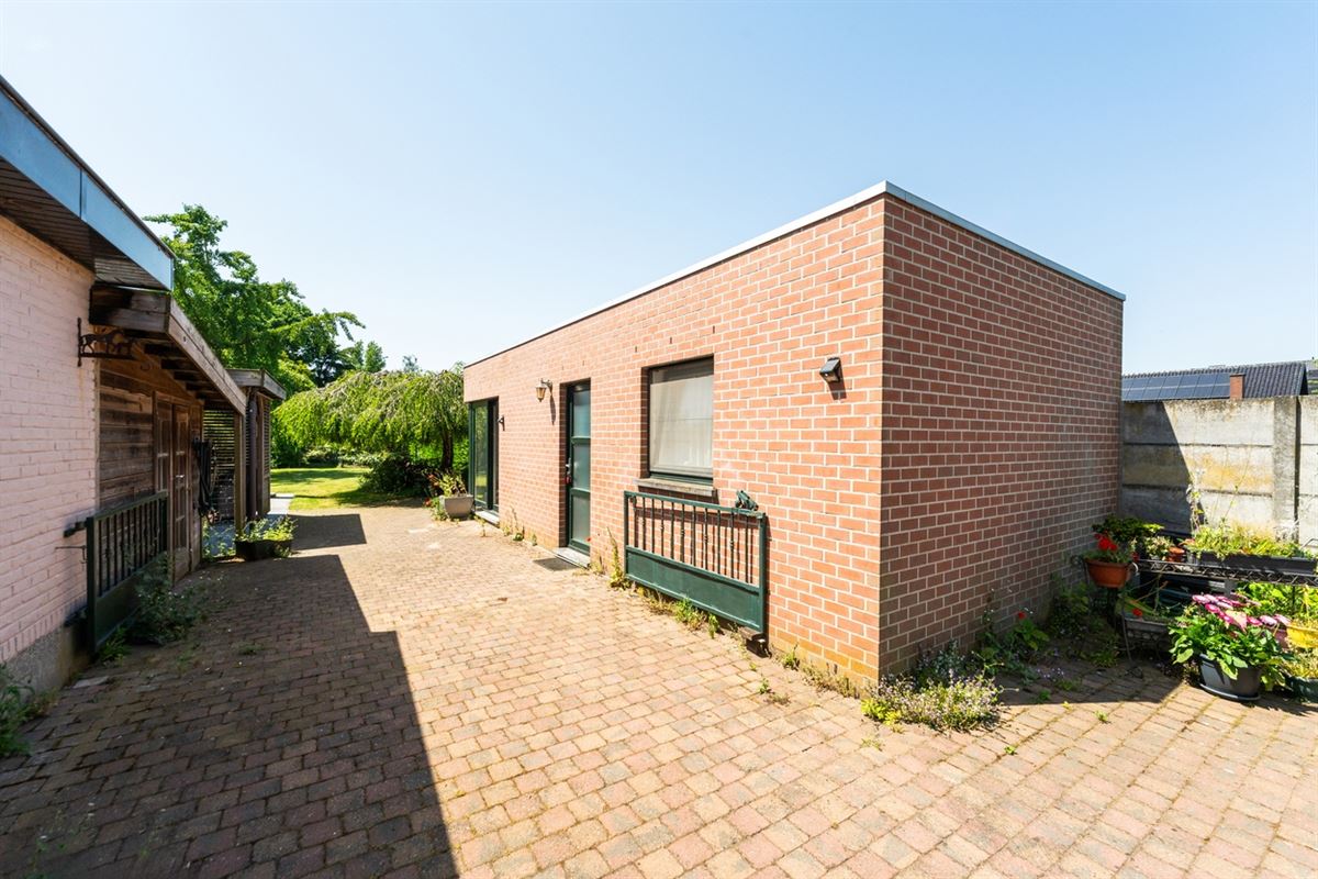 KARAKTERVOLLE HALFOPEN BEBOUWING met 3 slpks & apart bijgebouw op een perceel van ca. 1.226m²