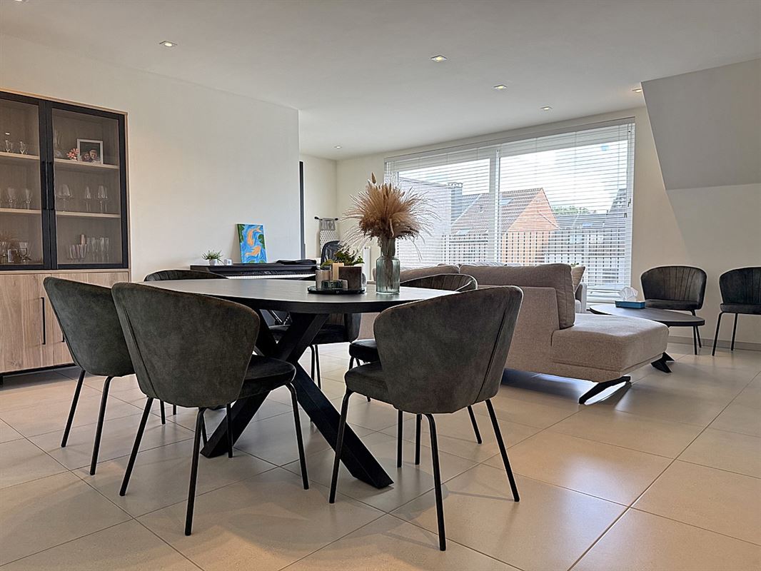 Stijlvol APPARTEMENT (duplex) met 2 slaapkamers & overdekte autostaanplaats