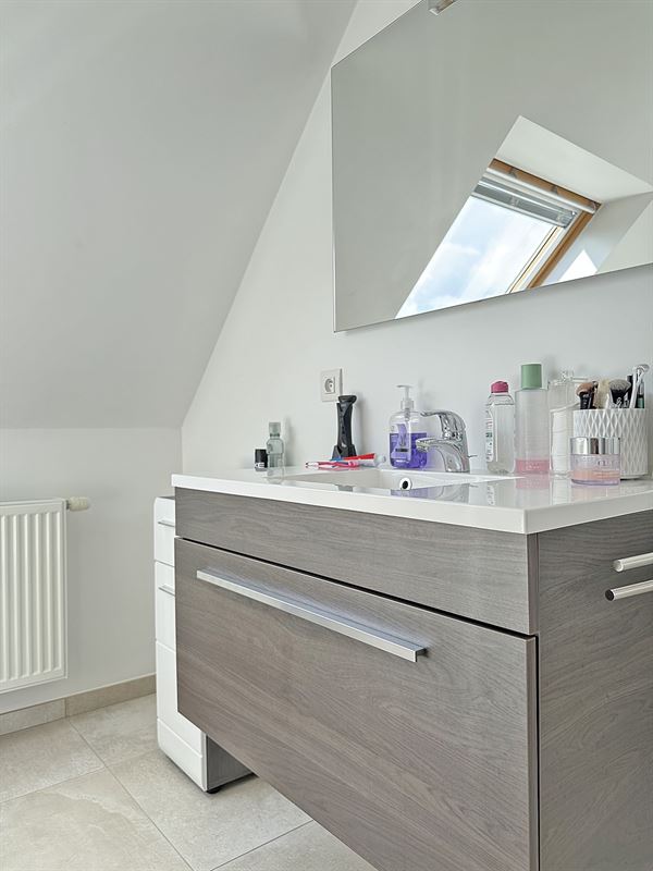 Stijlvol APPARTEMENT (duplex) met 2 slaapkamers & overdekte autostaanplaats
