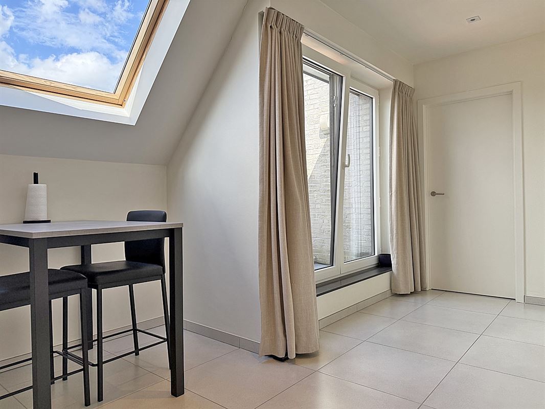 Stijlvol APPARTEMENT (duplex) met 2 slaapkamers & overdekte autostaanplaats