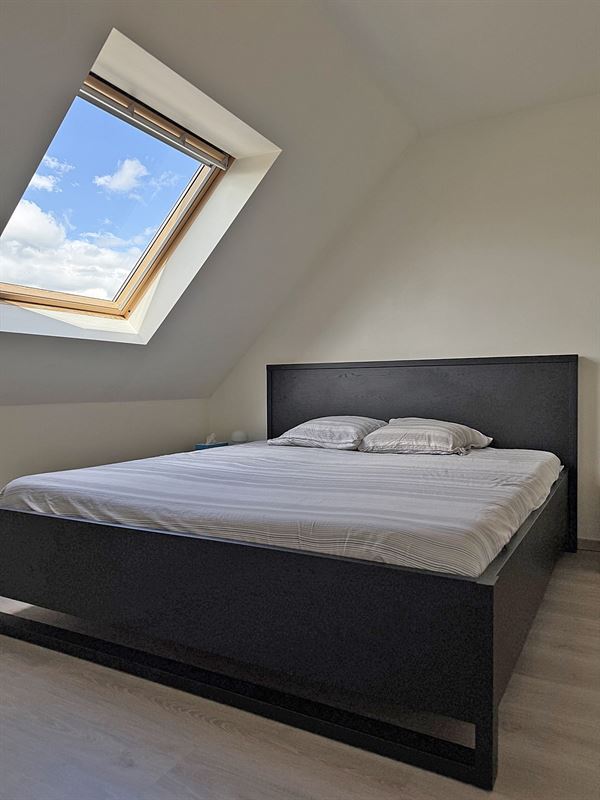Stijlvol APPARTEMENT (duplex) met 2 slaapkamers & overdekte autostaanplaats