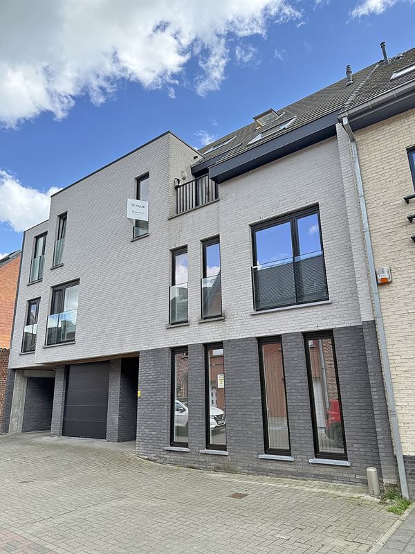 Stijlvol APPARTEMENT (duplex) met 2 slaapkamers & overdekte autostaanplaats