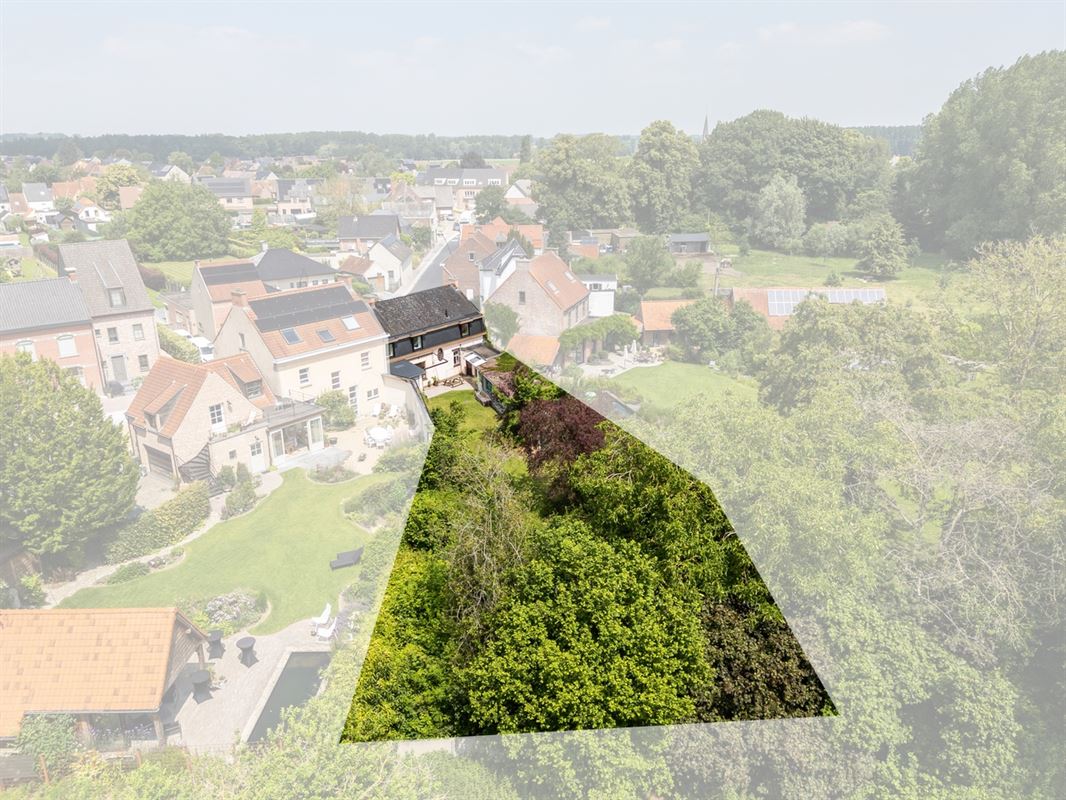 KARAKTERVOLLE WONING met 4 slaapkamers, garage & tuin op een perceel van ca. 811m²