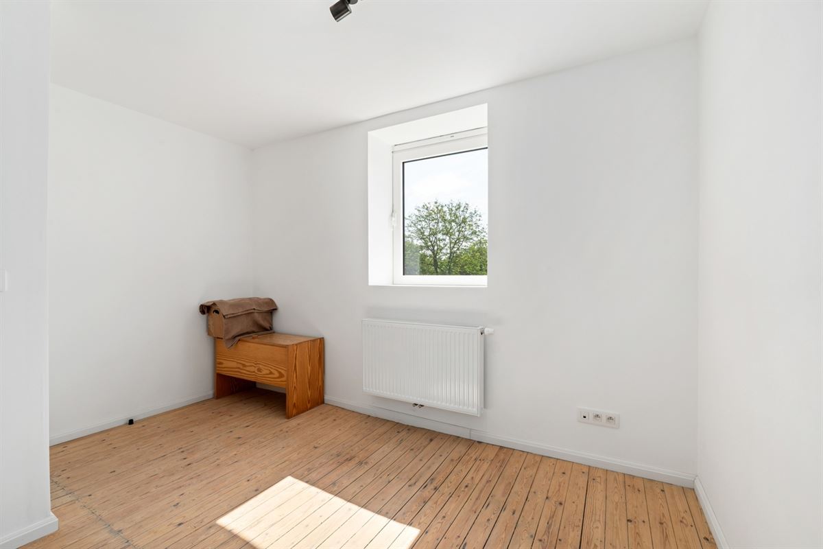 KARAKTERVOLLE WONING met 4 slaapkamers, garage & tuin op een perceel van ca. 811m²