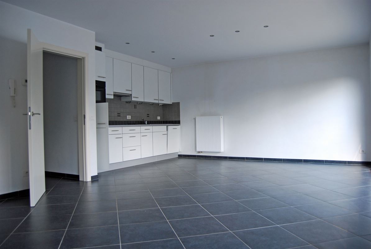 APPARTEMENT met 2 slaapkamers & open autostaanplaats
