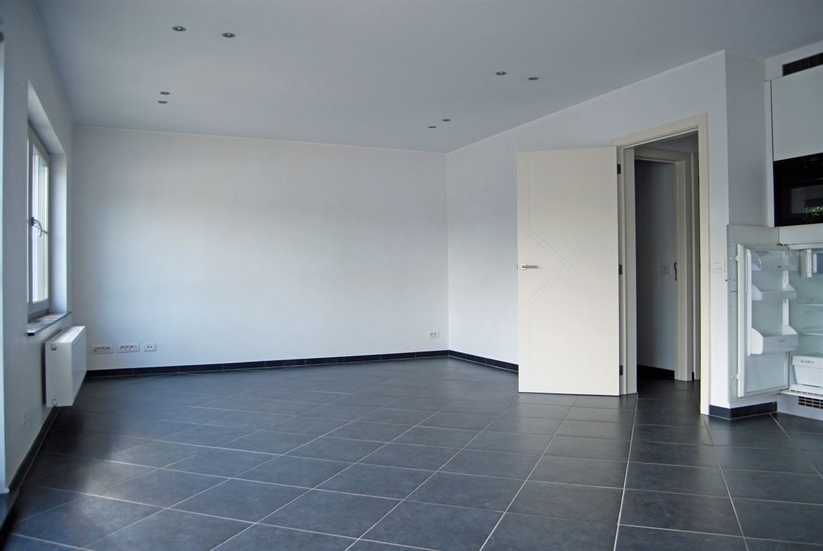APPARTEMENT met 2 slaapkamers & open autostaanplaats