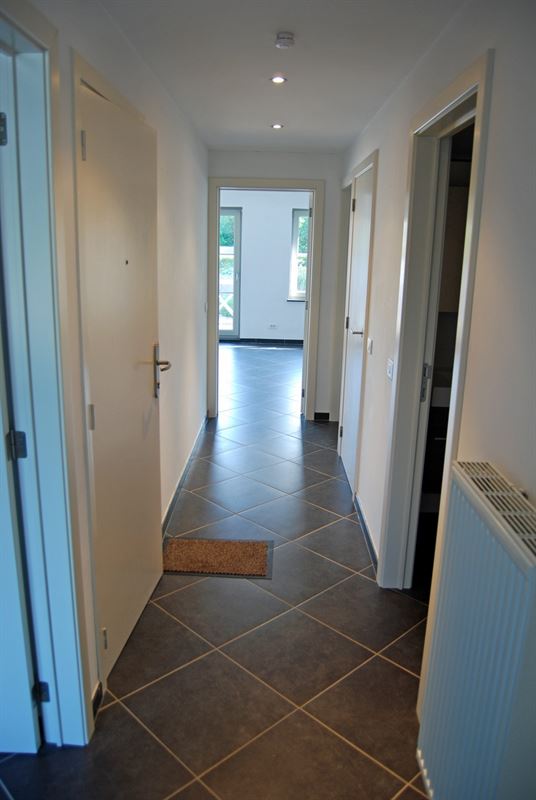 APPARTEMENT met 2 slaapkamers & open autostaanplaats