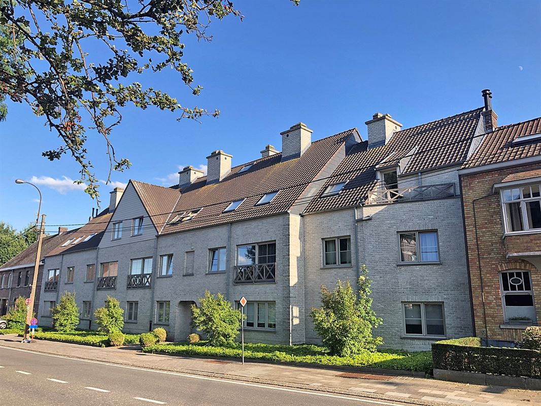 APPARTEMENT met 2 slaapkamers & open autostaanplaats