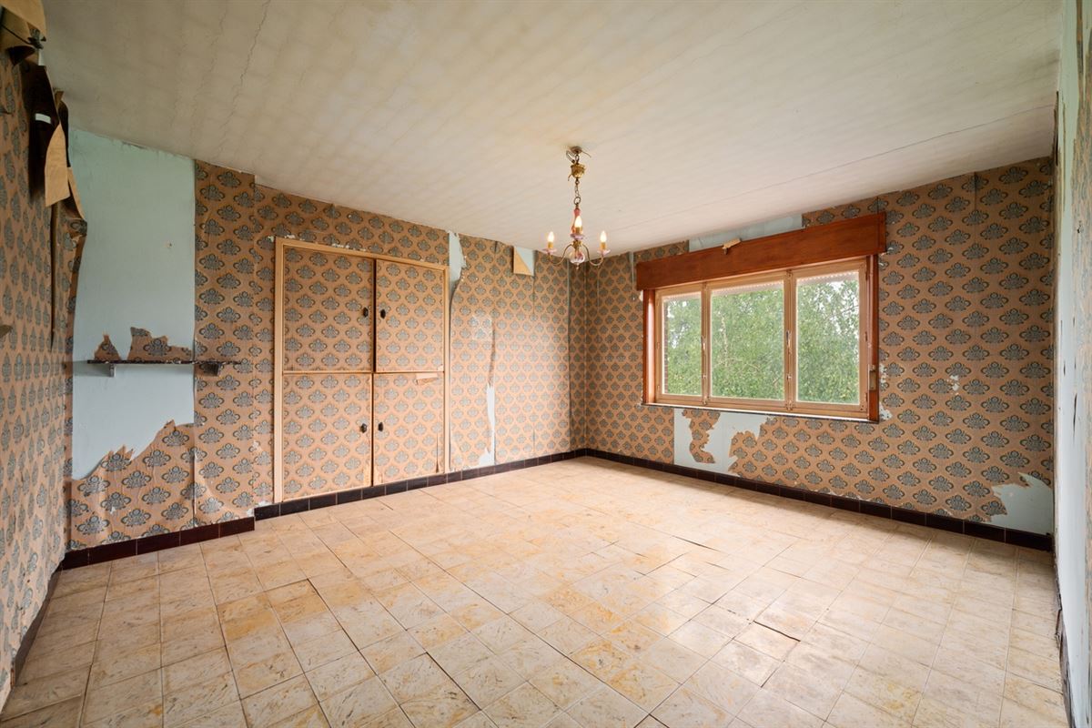 Te renoveren RUIME KARAKTERVOLLE OPEN BEBOUWING met 3 slpks, garage, polyvalente ruimte & tuin op een perceel van ca. 765m²