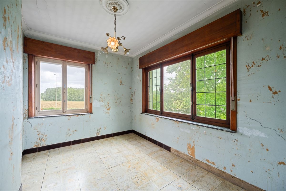 Te renoveren RUIME KARAKTERVOLLE OPEN BEBOUWING met 3 slpks, garage, polyvalente ruimte & tuin op een perceel van ca. 765m²