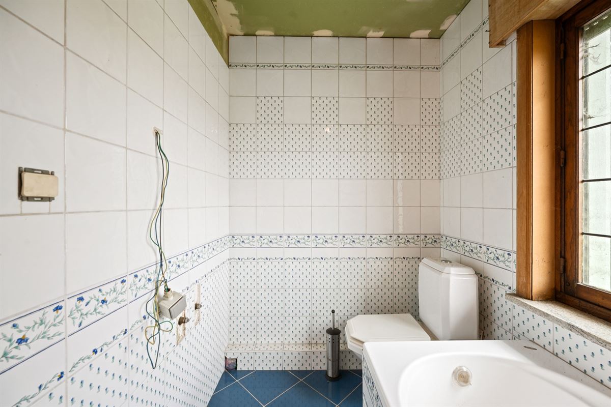 Te renoveren RUIME KARAKTERVOLLE OPEN BEBOUWING met 3 slpks, garage, polyvalente ruimte & tuin op een perceel van ca. 765m²