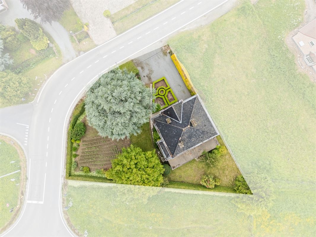 Te renoveren RUIME KARAKTERVOLLE OPEN BEBOUWING met 3 slpks, garage, polyvalente ruimte & tuin op een perceel van ca. 765m²