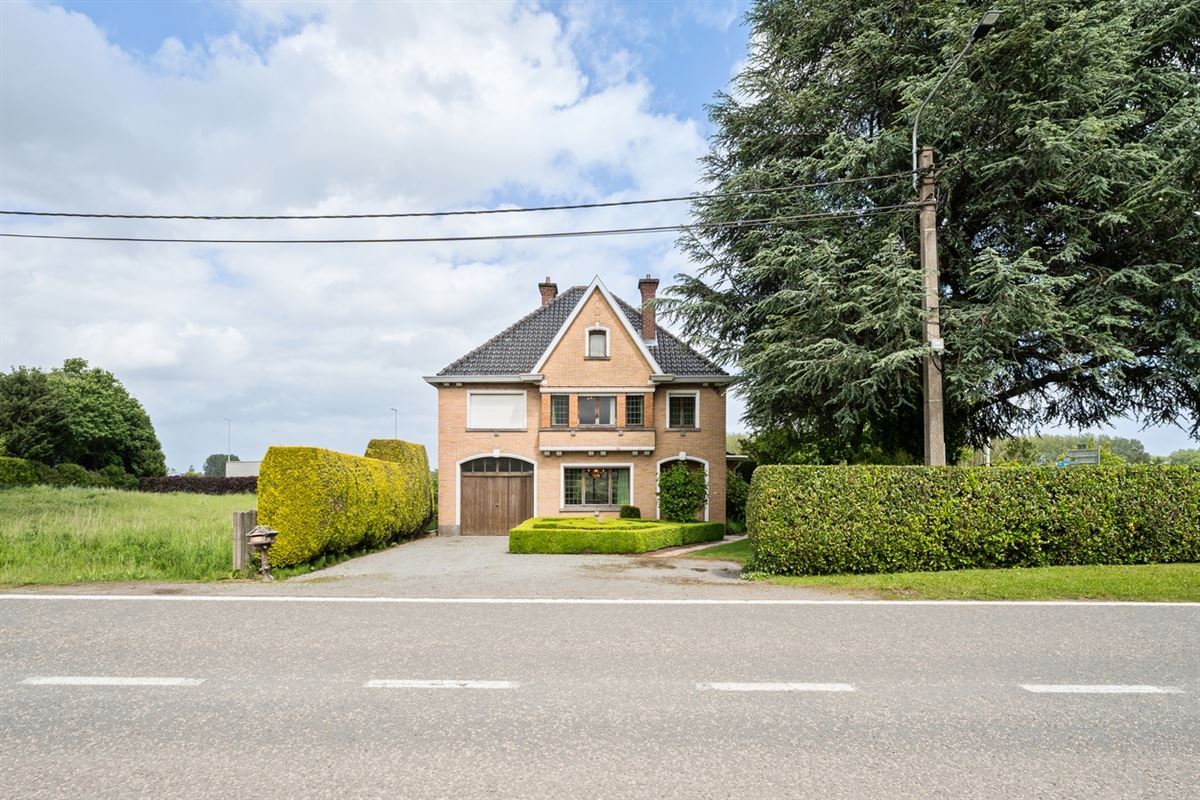 Te renoveren RUIME KARAKTERVOLLE OPEN BEBOUWING met 3 slpks, garage, polyvalente ruimte & tuin op een perceel van ca. 765m²