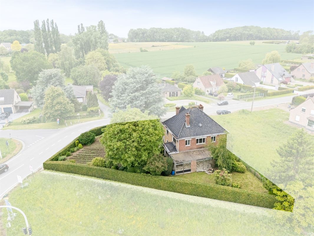 Te renoveren RUIME KARAKTERVOLLE OPEN BEBOUWING met 3 slpks, garage, polyvalente ruimte & tuin op een perceel van ca. 765m²